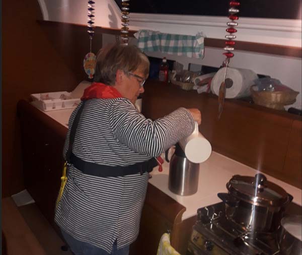 Kaffee kochen für die Nachtfahrt nach Linaria Port auf Skyros